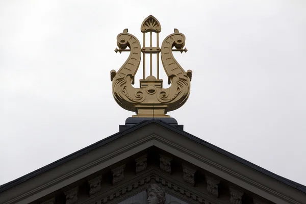 Lyra apollo på taket av byggnaden konsert — Stockfoto