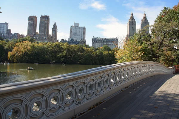 Puente de proa en Central park Manhattan, Nueva York — Foto de Stock