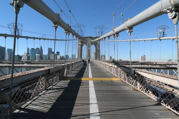 Puente de Brooklyn sobre el East River en Nueva York — Foto de Stock