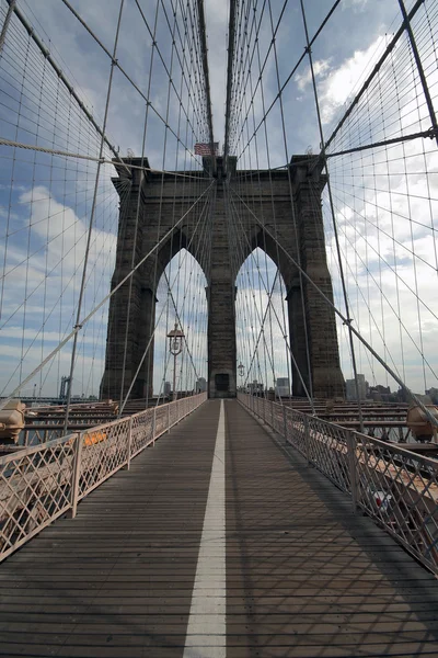 Puente de Brooklyn sin gente caminando — Foto de Stock