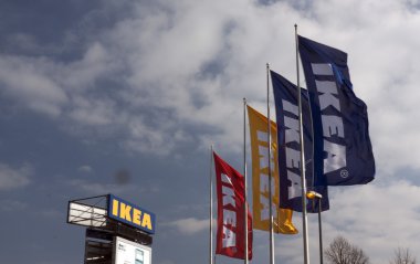 Amsterdam, bayraklar ve bill board IKEA mağazası