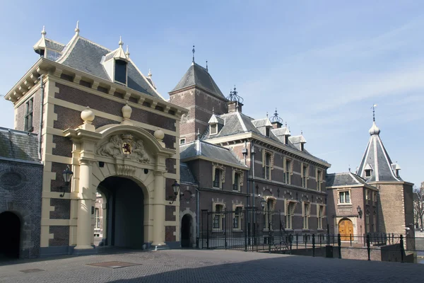 Parlaiment holandês chamado binnenhof e torre do primeiro-ministro — Fotografia de Stock