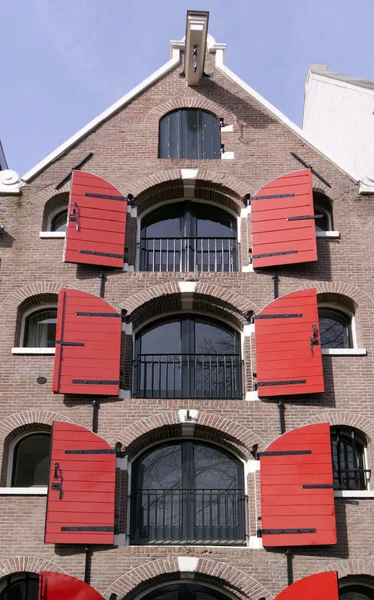 Janela persianas em uma casa de canal amsterdam — Fotografia de Stock