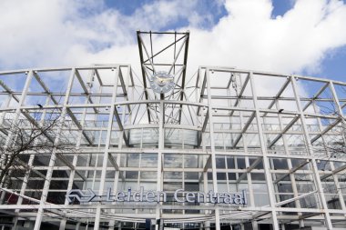 Leiden tren istasyonu girişinde kent manzaralı