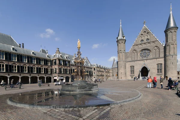 Nederlandse parlaiment genaamd binnenhof met ridder hall — Stockfoto