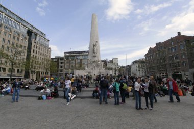 turistler ve Ulusal Anıtı ile Amsterdam'da Dam Meydanı 