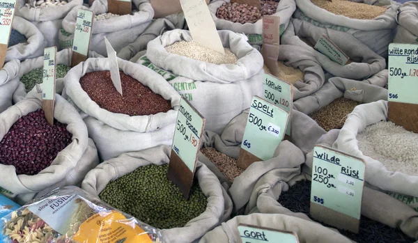 Voedsel weergegeven op de biologisch voedselmarkt in Den Haag — Stockfoto