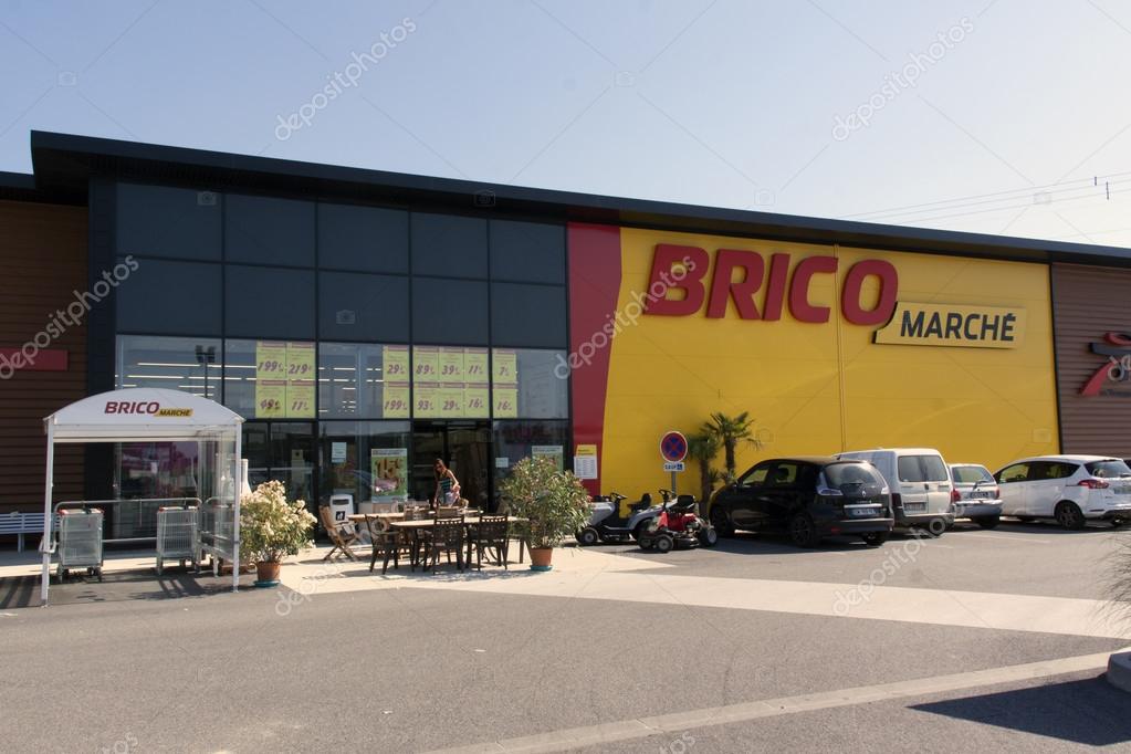 Bedoin,france-july 1, 2015:do it yourself shop in bedoin france