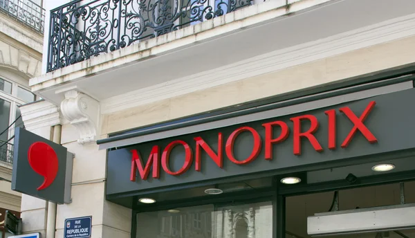 Monoprix winkel Avignon in Frankrijk — Stockfoto