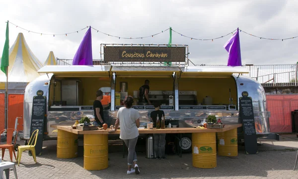 Caravana de flujo aéreo en uso como camión de comida que vende cuscús en Ams — Foto de Stock