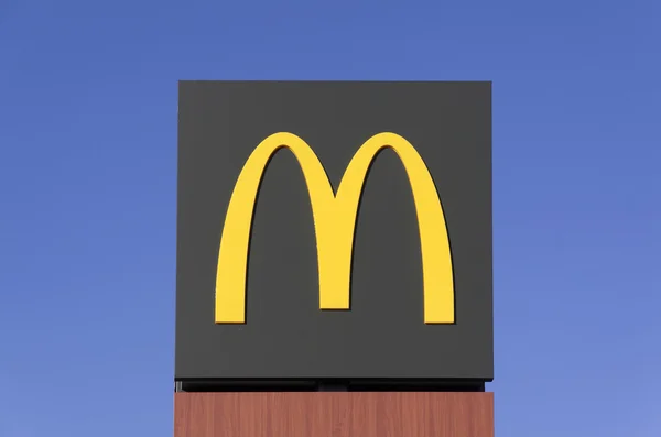 Макдональд ресторан знак — стоковое фото
