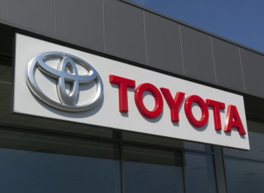 Toyota işareti ve bir toyota garaj cephe harflere