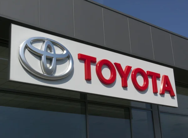 Toyota segno e lettere alla facciata di un garage toyota — Foto Stock