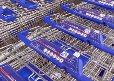 alışveriş sepetlerini Paris'te bir Aldi deposu için Fransa