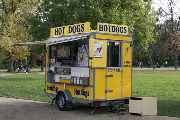 Puesto de perritos calientes en el vondelpark de Ámsterdam — Foto de Stock