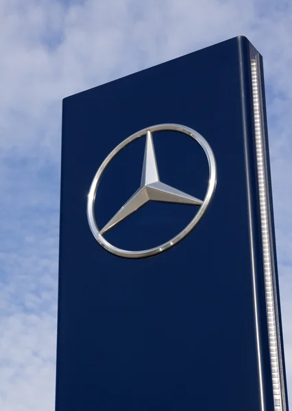 Mercedes benz kolonn — Stockfoto