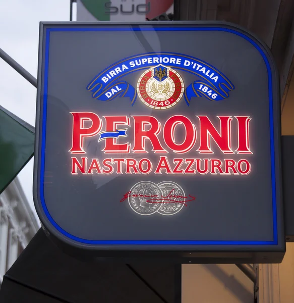 Peroni est une bière italienne fermentée au fond — Photo