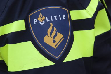 Hollandalı bir polis memuru bir üniforma rozeti