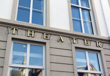 Lahey'deki bir duvara harfler tiyatro