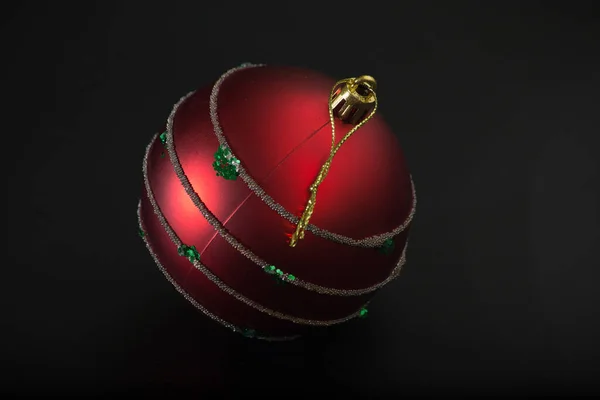 Κόκκινη Και Γυαλιστερή Χριστουγεννιάτικη Μπάλα Μαύρο Φόντο — Φωτογραφία Αρχείου