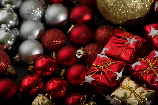 Kerstachtergrond Met Gekleurde Ballen Geschenkdozen — Stockfoto