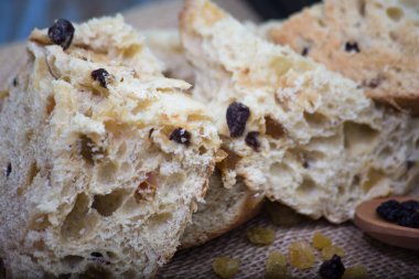 Kuru üzümlü panettone yumuşak ekmek. Noel süslemeleri ile birlikte rustik arkaplan.