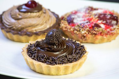 Çikolata, çilek ve kremalı turta. Metin için boşluk.