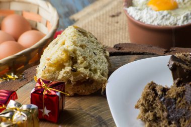 Köy masasında Noel panettone 'u. bazı tablo dekorasyonları.
