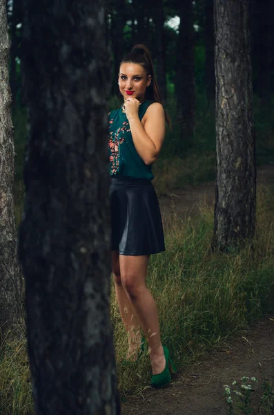 Portret van jonge, elegante vrouw in het bos — Stockfoto