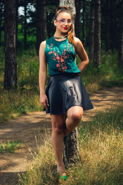 Retrato de mujer joven y elegante en el bosque — Foto de Stock