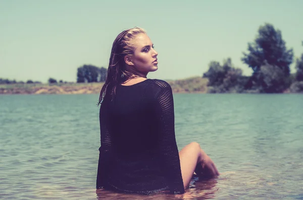 Красивая блондинка в воде. Расслабься, портрет крупным планом . — стоковое фото