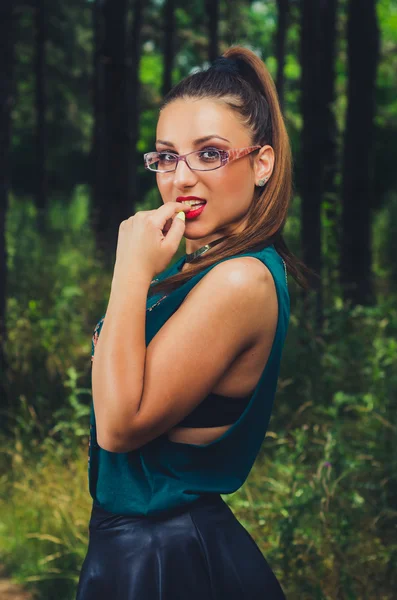 Portret van jonge, elegante vrouw met bril in het bos — Stockfoto