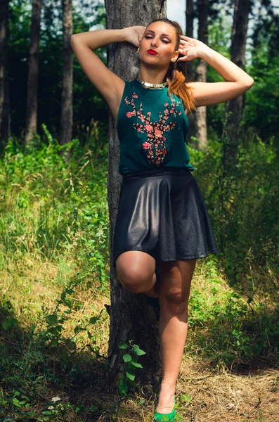 Retrato de mulher jovem e elegante na floresta — Fotografia de Stock