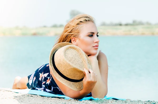 Junge Frau mit Hut am Strand — Stockfoto