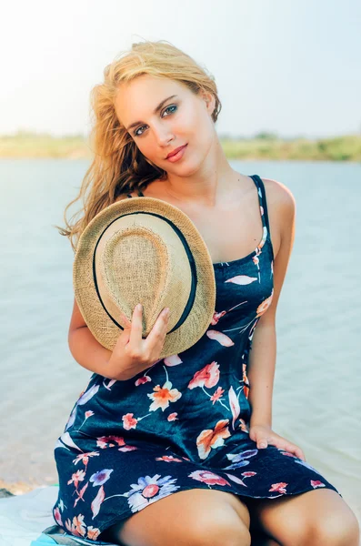 Junge Frau mit Hut am Strand — Stockfoto