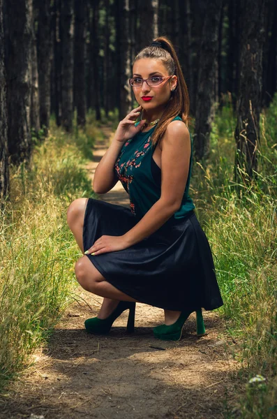 Retrato de mulher jovem e elegante na floresta — Fotografia de Stock