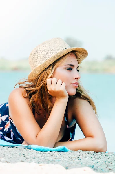 Jonge vrouw met hoed op het strand — Stockfoto