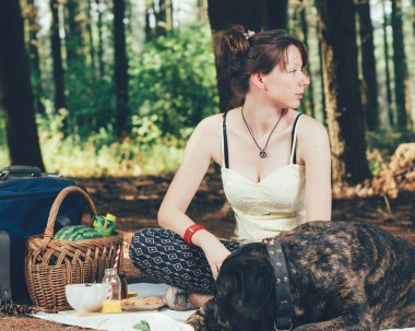 Piknik köpeği ile kız.