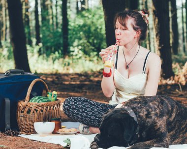 Piknik köpeğini suyu içme ile kız. 