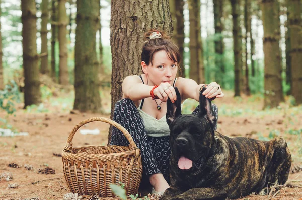 Piknik büyük köpek ile genç kız. — Stok fotoğraf