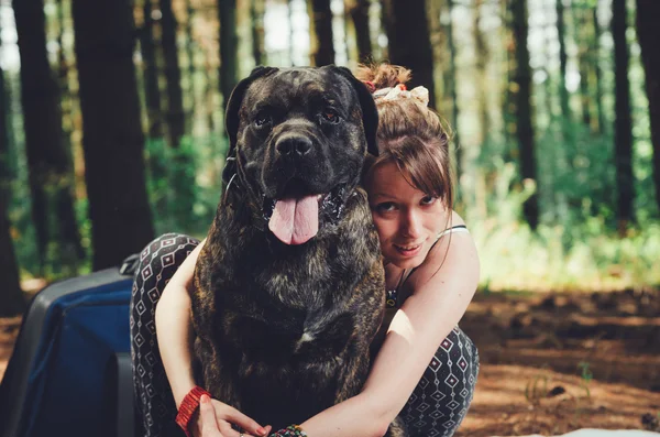 Piknik büyük köpek ile genç kız. 