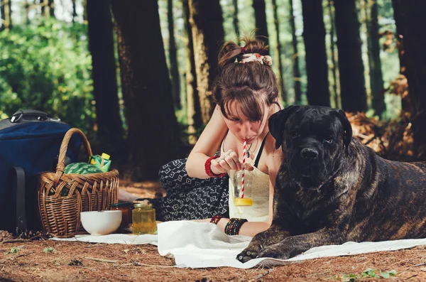 Piknik köpeğini suyu içme ile kız. — Stok fotoğraf