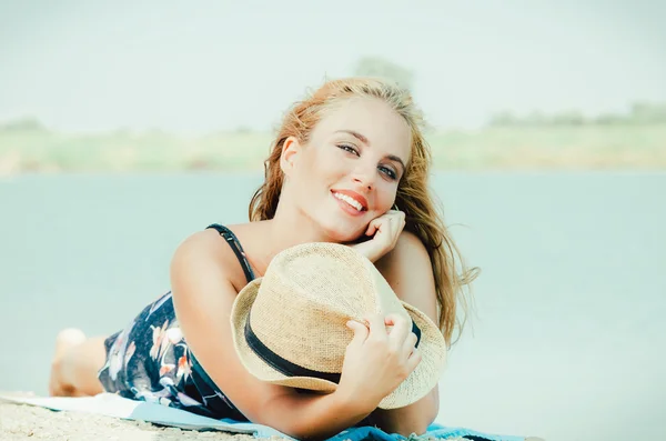 Jonge vrouw op strand — Stockfoto