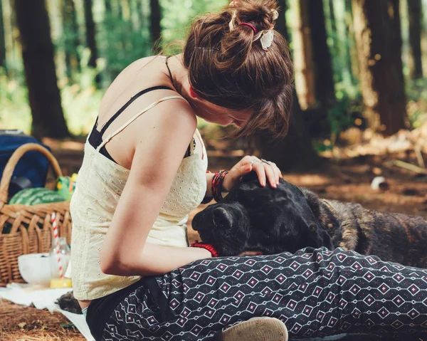 Piknik büyük köpek ile genç kız. — Stok fotoğraf