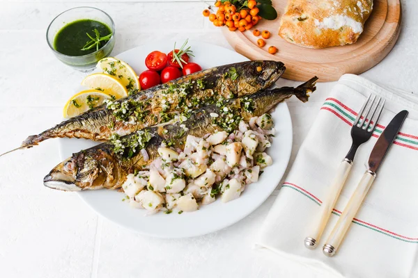 Pescado de caballa entero asado — Foto de Stock