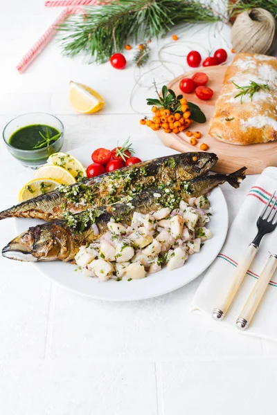 Pescado de caballa entero asado relleno de verduras y almendras — Foto de Stock