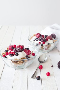 Granola yaban mersini, böğürtlen, çilek ve yoğurt ile