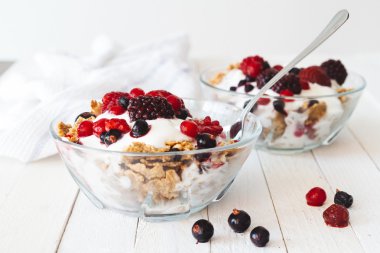 Granola yaban mersini, böğürtlen, çilek ve yoğurt ile