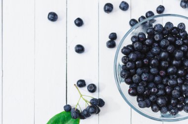 Küçük bir kase taze Chokeberries. Üstten Görünüm