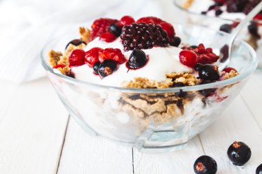 Granola yaban mersini, böğürtlen, çilek ve yoğurt ile